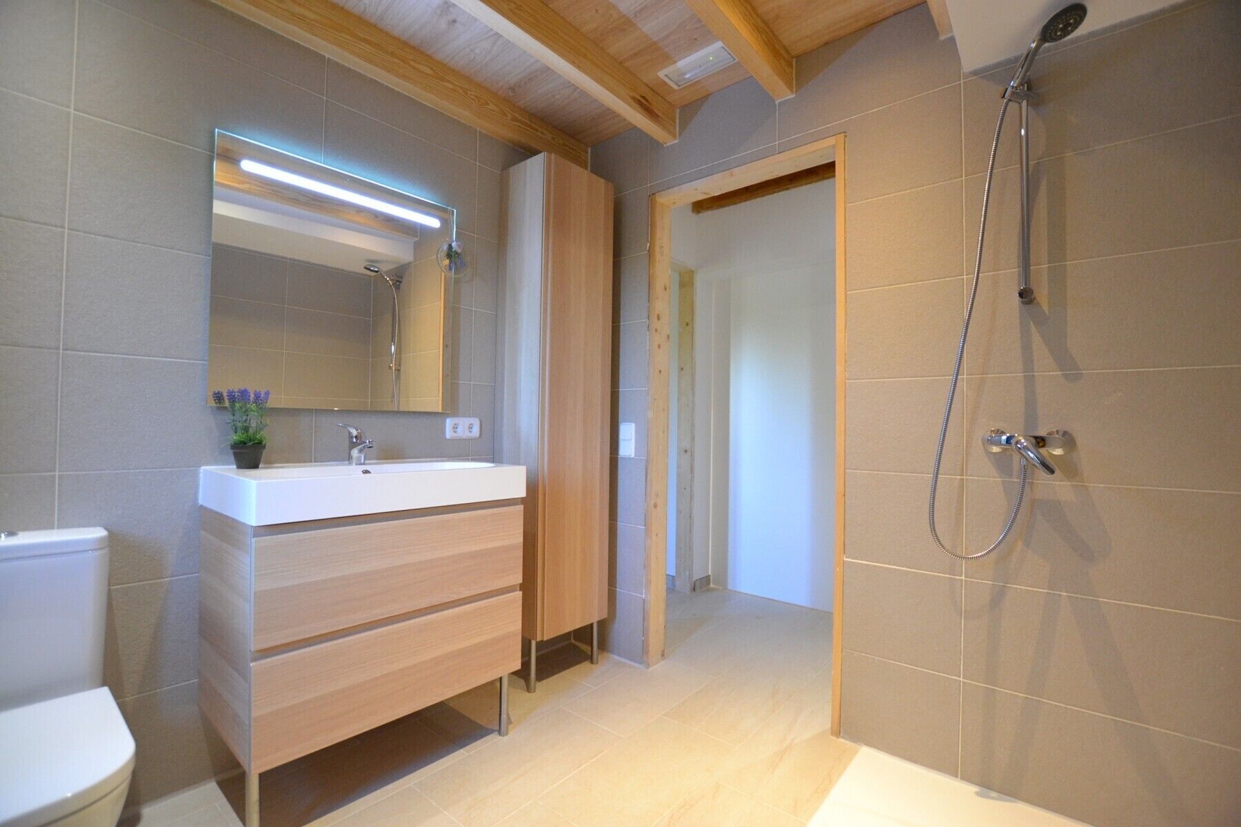 Douche, sèche-cheveux, serviettes fournies, savon