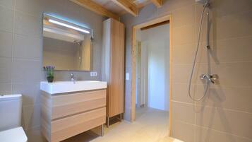 Douche, sèche-cheveux, serviettes fournies, savon