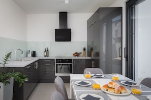 Fridge, oven, stovetop, dishwasher