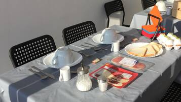 TĂ€gliches inbegriffenes FrĂŒhstĂŒcksbuffet