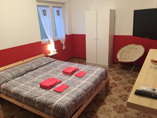 Basic Room | Down comforters, in-room safe, free WiFi, bed sheets