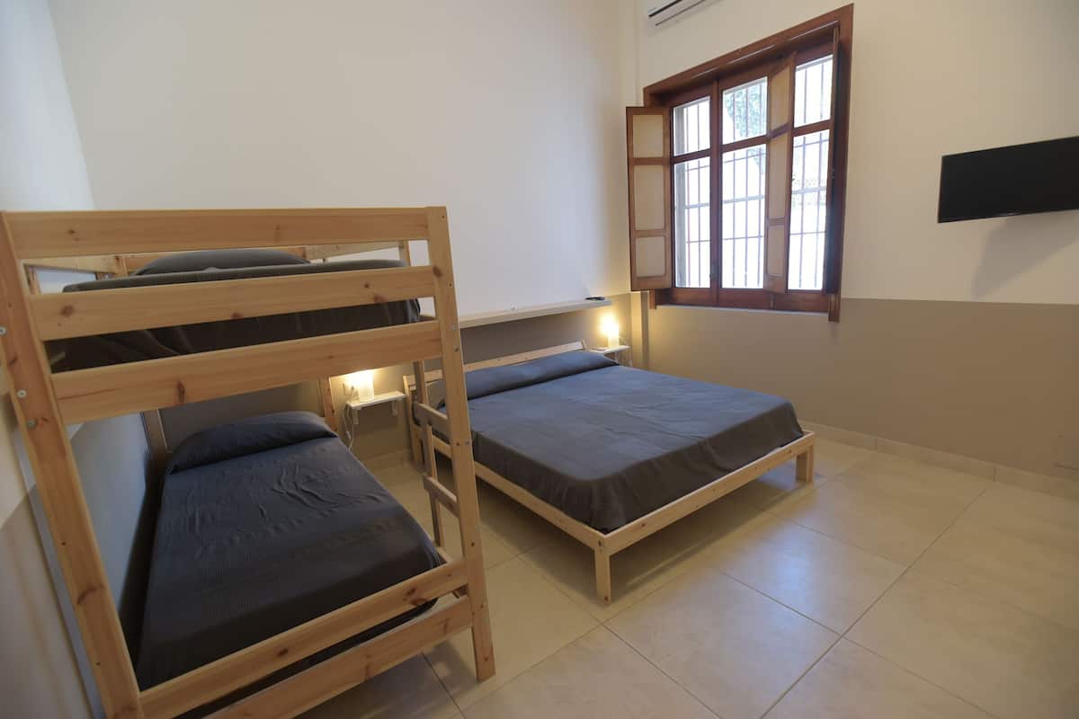 Habitación clásica | Edredón, caja de seguridad en la habitación, wifi gratis y ropa de cama