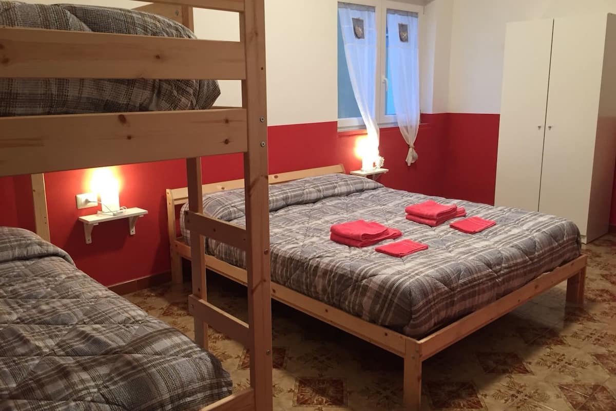 Habitación básica | Edredón, caja de seguridad en la habitación, wifi gratis y ropa de cama