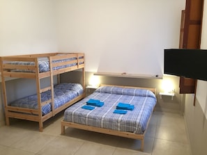 Cubrecamas, caja de seguridad en la habitación y wifi gratis 
