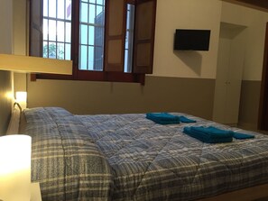 Classic Room | Down duvets, in-room safe, free WiFi, bed sheets - Sunset B&B Pompei (Pompei)