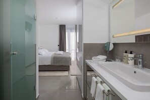 6 quartos, escrivaninha, ferros/tábuas de passar roupa