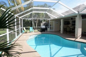 Outdoor pool, pool loungers - Snowy Egret (Cape Coral)