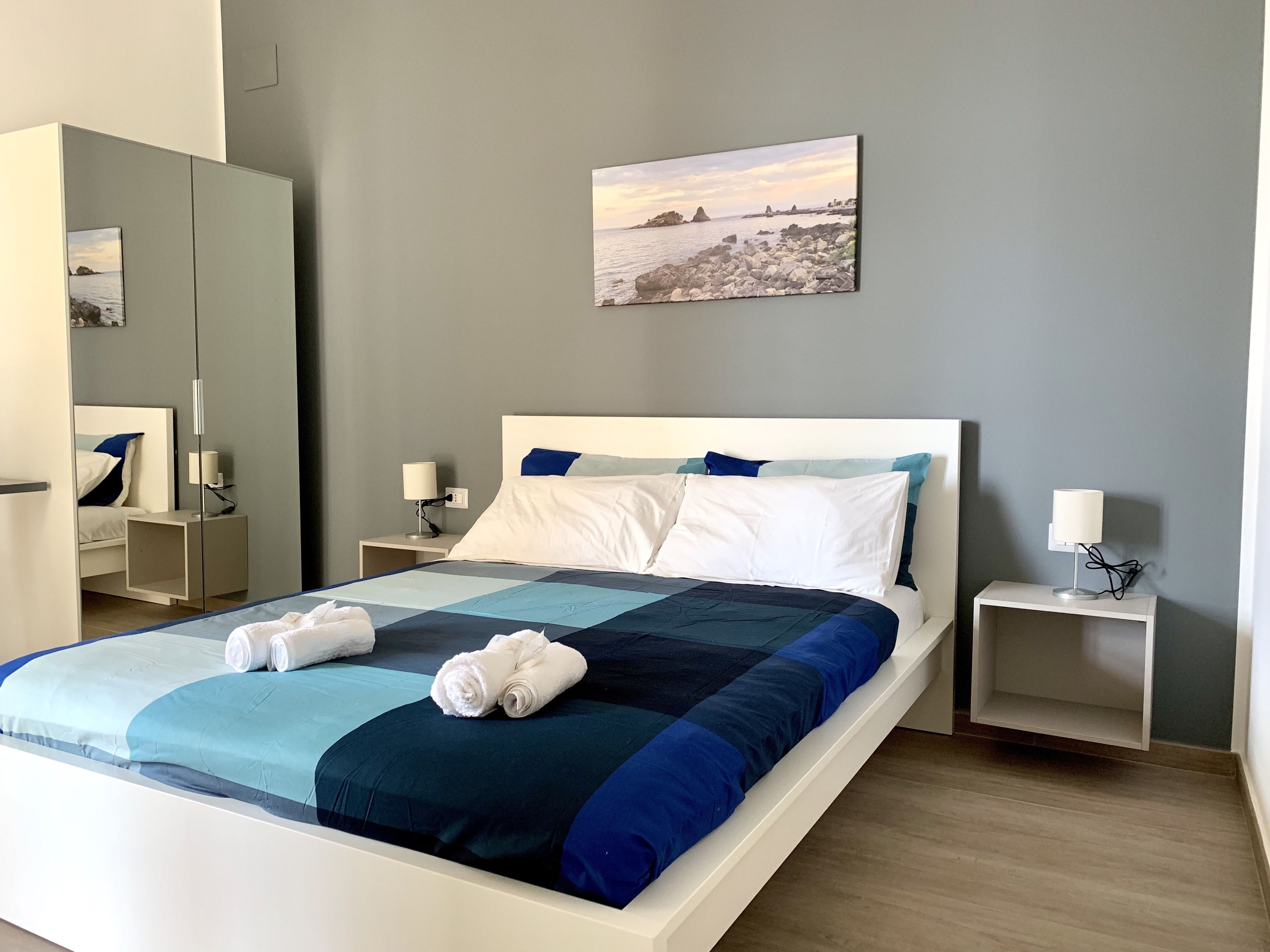 書桌、免費無線上網、床單