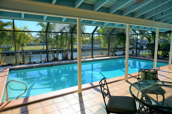 Outdoor pool, pool loungers - Tropical Breeze (Cape Coral)