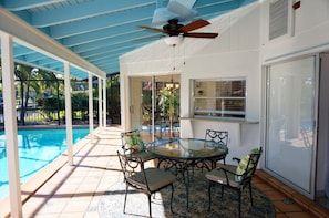 Outdoor pool, sun loungers - Tropical Breeze (Cape Coral)