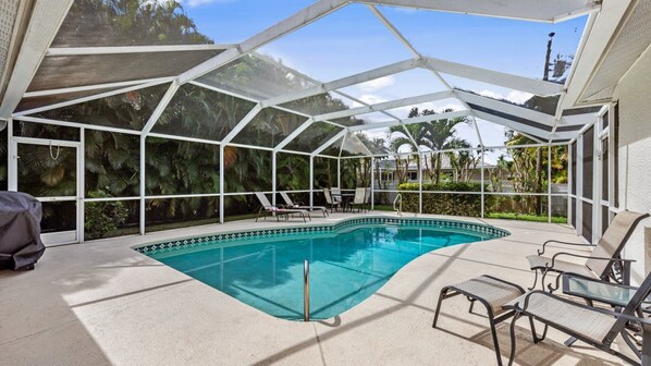 Alberca al aire libre y alberca climatizada