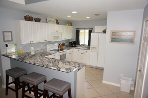 Refrigerador, microondas, cafetera y tetera y tostadora 