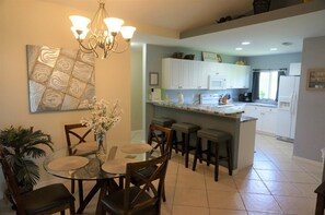 Refrigerador, microondas, cafetera y tetera y tostadora 