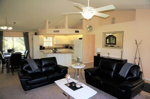 House | Living room | Flat-screen TV, fireplace, DVD player - Villa Tuscarora (Cape Coral)