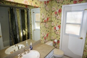House | Bathroom | Hair dryer, towels - Patricia (Cape Coral)