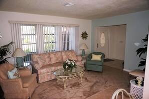 Rumah | Ruang keluarga | TV layar datar, pemutar DVD, dan peralatan stereo