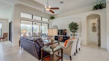 House | Living room | Flat-screen TV, DVD player