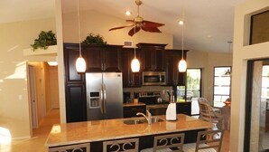 House | Private kitchen | Coffee/tea maker, fridge, microwave, stovetop - Key_largo (Cape Coral)