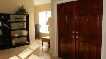 House | 3 bedrooms, desk, iron/ironing board, cribs/infant beds