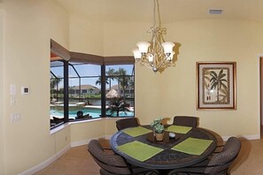 House | 4 bedrooms, iron/ironing board, cribs/infant beds, travel crib - La_bella_casa (Cape Coral)