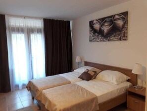 Kahden hengen standard-huone, rantanäköala | Työpöytä, pimennysverhot, äänieristys, silitysrauta/-lauta