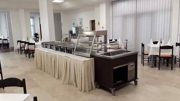 Petit déjeuner en libre-service compris tous les jours