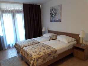 Desk, blackout drapes, soundproofing, iron/ironing board - Hotel Albamaris (Biograd na Moru)