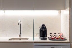 Deluxe Apartment, 1 Bedroom | 전용 주방 | 냉장고, 전자레인지, 오븐, 쿡탑