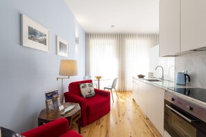 時尚公寓, 1 間臥室, 城市景觀 | 起居區 | 32-吋智慧型電視、有線頻道、電視、串流服務