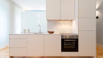 Apartamento design, 1 quarto, vista para a cidade | Cozinha privada | Geladeira, micro-ondas, fogão, cooktop