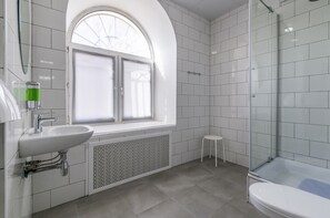 Standard-Doppelzimmer, 1 Doppelbett | Badezimmer | Dusche, Haartrockner, Hausschuhe, Handtücher