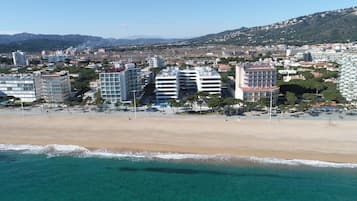 Na praia, espreguiçadeiras