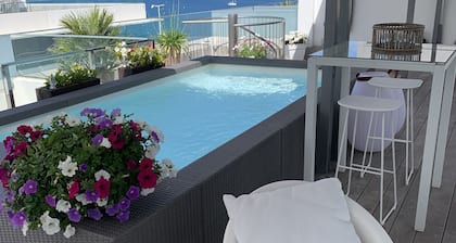 PENTHOUSE sur plage,Piscine PRIVEE de juin Ă septembre grand rooftop, 4 chambres