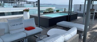PENTHOUSE on the beach, PRIVATE swimming pool from June to September, large rooftop, 4 bedrooms