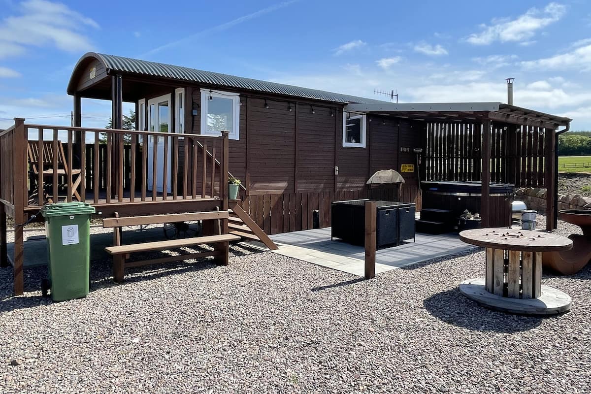 Cabin, Ensuite (The Shepherd's Hut + Hot tub)