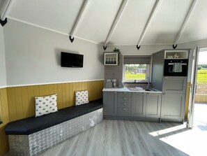 Cabin, Ensuite (The Yurt + Hot tub) | Free WiFi - Acdc Glamping, Campervan , Caravan and Tent Resort (Fraserburgh)
