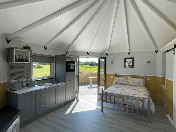 Cabin, Ensuite (The Yurt + Hot tub) | Free WiFi - Acdc Glamping, Campervan , Caravan and Tent Resort (Fraserburgh)