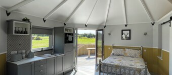 Acdc Glamping, Campervan , Caravan and Tent Resort