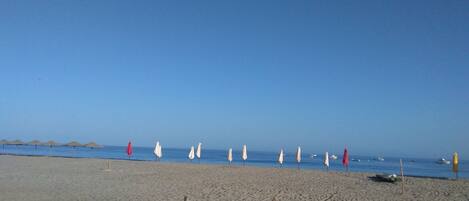 Playa privada en los alrededores, arena blanca