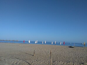 Praia particular nas proximidades, areia branca 