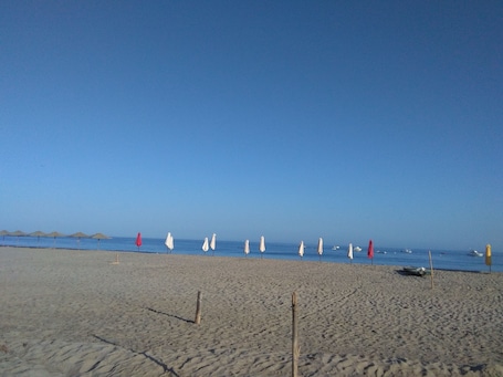 Playa privada en los alrededores, arena blanca