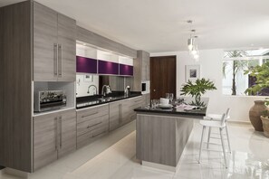 Refrigerador, microondas, placa de cocina, cafetera/tetera