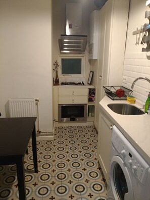 Coffee/tea maker, cookware/dishes/utensils, paper towels - Apartment in the old town (Sector 3)