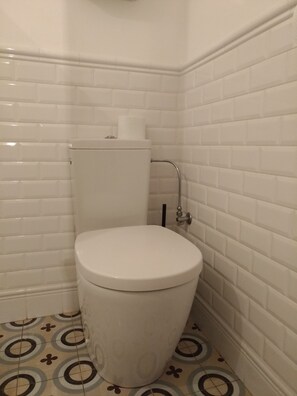 Dusche, Haartrockner, Handtücher, Shampoo