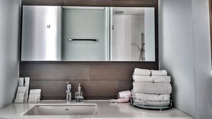 浴缸、吹风机、坐浴桶、毛巾