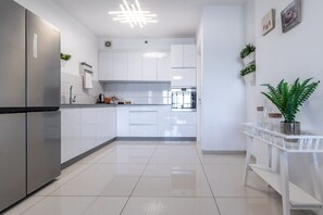 Réfrigérateur, four à micro-ondes, un four, surface de cuisson