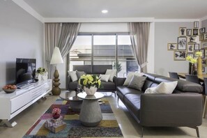 Télévision, livres, espaces bureaux