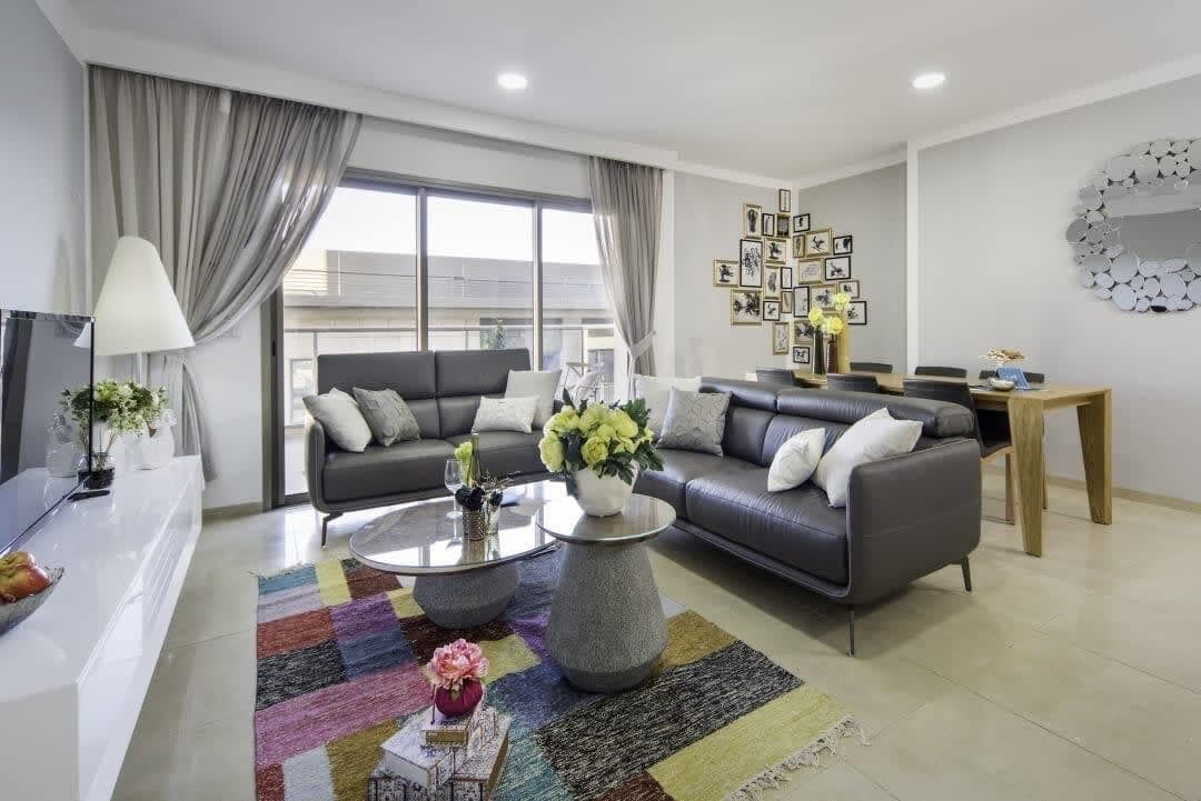 Televisio, kirjoja, työhuone