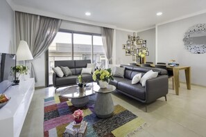 Télévision, livres, espaces bureaux