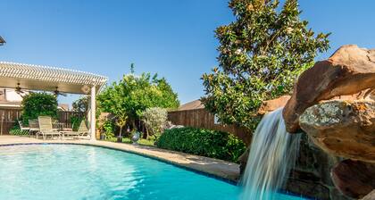4 Bedroom With Landscaped Private Pool & Outdoor Pool Table ~MONTHLY DISCOUNT~
